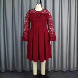 Robe mi-longue bordeaux en dentelle patchwork avec manches cloches et nœud poitrine.