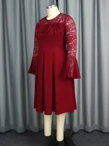 Robe en dentelle rouge foncé grande taille avec manches cloche et nœud pour mode féminine.
