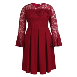 Robe en dentelle rouge vin grande taille manches longues évasées avec nœud pour femmes.