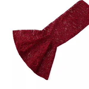 Detail de manche cloche en dentelle rouge vin gros plan de vetement mode pour femmes elegant