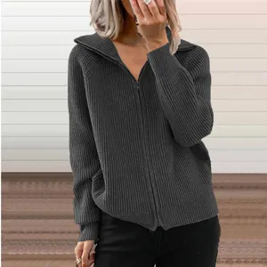 Primo piano dettagliato del cardigan con zip in maglia a coste grigio scuro con colletto.