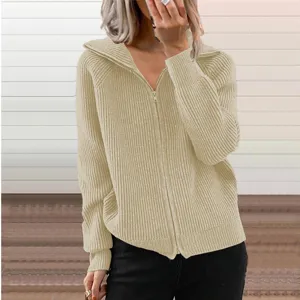 Vista dettagliata del cardigan casual in maglia a costine con zip, collo e trama in primo piano.