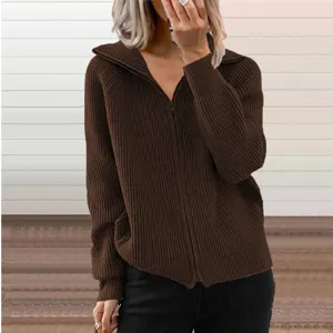 Cardigan marrone da donna in maglia a coste con zip, elegante pullover casual a maniche lunghe.