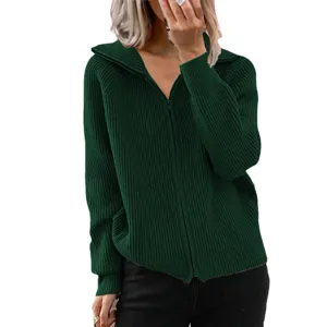 Vista dettagliata del cardigan con zip in maglia a costine verde scuro da donna con colletto.