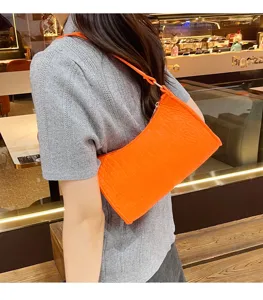 Chicke orangefarbene Kroko-Prägung Schultertasche, trendiges Nischendesign für Damen, modisch.