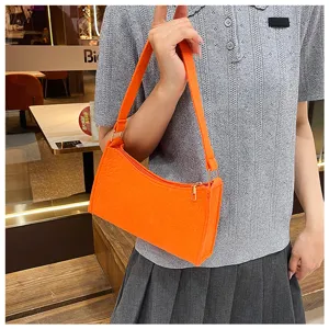 Detailansicht der stylischen orangefarbenen Schultertasche mit Kroko-Muster und Reißverschluss.