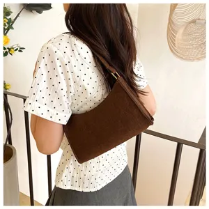 Elegante braune Damen Schultertasche im minimalistischen Vintage Design für den Alltag.