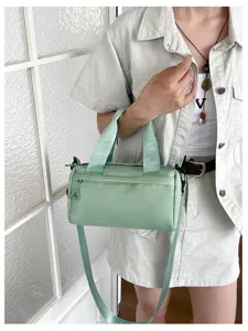 Bolso de hombro cilíndrico verde claro minimalista, bolso cruzado informal elegante para uso diario.