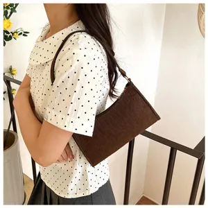 Detailansicht der braunen Umhängetasche mit Krokodilmuster, stilvolles japanisches Design.