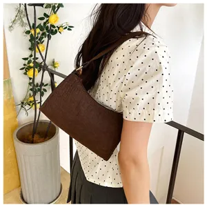 Stilvolle braune Schultertasche mit Struktur für Damen, modische japanische Alltagstasche.