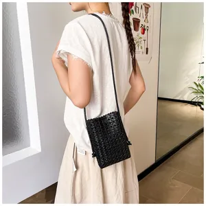 Vue détaillée du sac bandoulière mini en cuir souple tressé noir élégant et tendance.