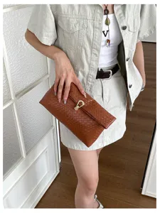 Vrouwen bruine geweven clutch tas, modieuze designer handtas casual stijl voor zomer.