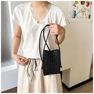 Petit sac bandouliere en cuir tisse noir, sac de telephone feminin elegant pour l'ete.