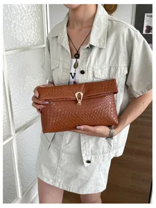 Dames mode geweven clutch tas stijlvolle zomer casual bruine leren handtas elegant ontwerp