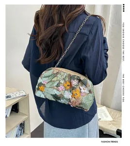 Sac bandoulière chic brodé avec chaîne, design vintage élégant, sac à main tendance pour femme.