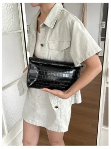 Black crocodile pattern patent leather clutch bag for women, stylish commuting handbag.