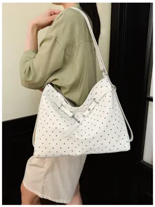 Λεπτομέρεια τσάντας shopper με λευκά πουά μεγάλης χωρητικότητας, γυναικεία τσάντα ώμου.