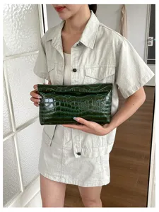 Stylish green crocodile pattern PU leather clutch bag for women, elegant daily commute style.