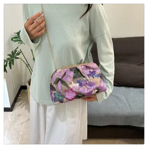 Vue détaillée du sac à bandoulière élégant brodé de sequins avec une belle chaîne dorée.