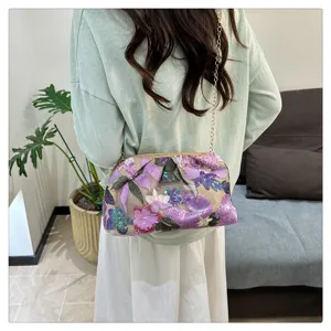Vue détaillée d'un sac à bandoulière brodé de sequins violets avec chaîne dorée sur mannequin.