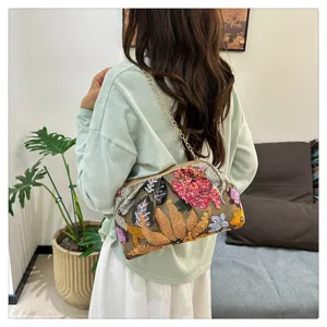 Vue détaillée du sac à épaule floral brodé de sequins exquis avec une bandoulière élégante.