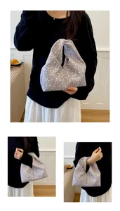 Vue détaillée d'un sac noué gris élégant avec un joli motif à pois blancs pour femmes.
