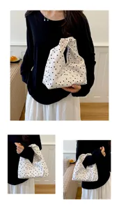 Détail de sac à main à pois, gros plan sur un sac en tissu mignon, accessoire de mode casual.