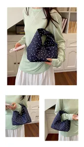 Vue détaillée du sac à bandoulière tendance pour femme à pois bleu marine nuage chic