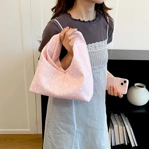 Gros plan détaillé du sac à main nuage à pois roses avec tissu plissé frais.