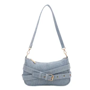 Vintage denim okseltas voor vrouwen, modieuze schoudertas met gespband en metalen hardware.