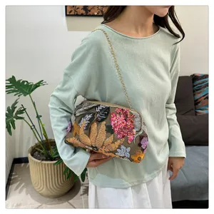 Sac à bandoulière brodé de sequins pour femmes style vintage sac fleuri avec chaîne.