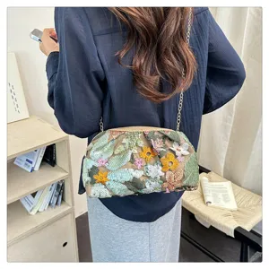Vue détaillée du sac bandoulière tendance brodé de sequins floraux avec chaîne dorée.