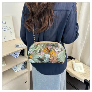 Sac bandoulière chic brodé de fleurs avec chaîne dorée, sac à épaule élégant pour femmes.
