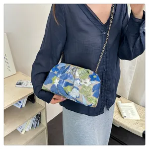 Sac bandoulière chaîne brodé de fleurs chic pour femmes, sac épaule nuage élégant.