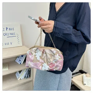 Magnifique sac à épaule floral brodé de sequins avec bandoulière chic pour la mode d'été.