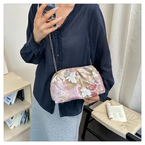 Vue détaillée du sac à bandoulière chic à sequins floraux avec broderie et chaîne élégante.