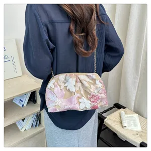 Sac à bandoulière élégant avec broderie de paillettes et chaîne dorée pour femme mode.