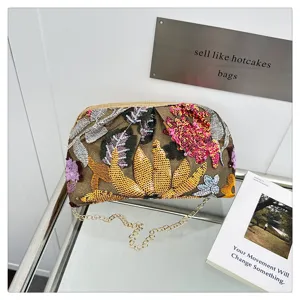 Vue détaillée du sac bandoulière élégant brodé de sequins avec chaîne et motifs floraux.