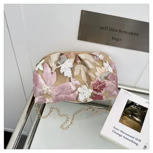 Vue détaillée du sac à bandoulière chaîne brodé de fleurs de sequins de luxe, artisanat.
