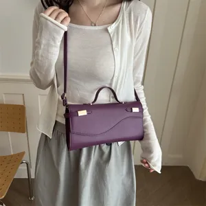 Paarse retro dames schoudertas crossbody tas met handvat en stijlvolle golvende flap hoofdweergave