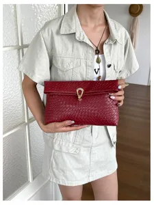 Stijlvolle rode geweven clutch voor dames, chic envelopontwerp met metalen slot voor dagelijks.