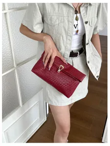 Rode geweven clutch tas voor vrouwen, stijlvolle handtas met chique metalen slot voor dagelijks.