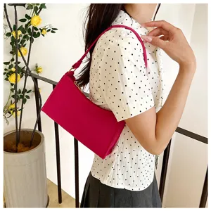 Schicke minimalistische pinke Schultertasche für Damen, stilvolle Underarm Baguette-Tasche.
