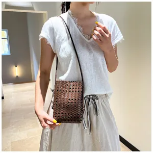 Sac bandoulière mini en cuir tressé tendance pour femmes, pochette téléphone chic.