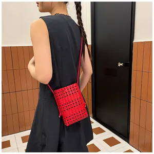 Mini sac bandouliere en cuir tisse rouge, design evide style pour un usage quotidien ete.