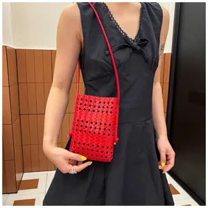 Sac bandoulière mini tissé rouge, cuir souple chic élégant sac de téléphone portable détail.