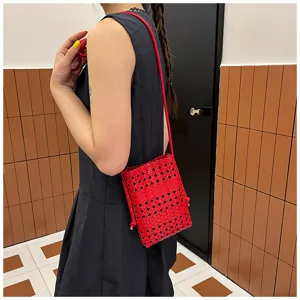 Petit sac bandoulière tressé rouge en cuir, design ajouré élégant, sac décontracté chic et tendance.