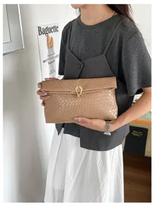 Chique geweven bruine clutch tas voor dames, stijlvol design met gouden sluiting.