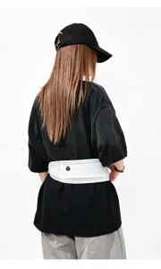 Riñonera deportiva blanca minimalista vista detallada, bolso de pecho casual para mujeres.