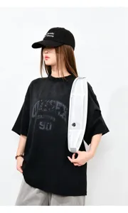 Bolso de pecho delgado y blanco minimalista para mujer, riñonera cruzada casual y moderna.
